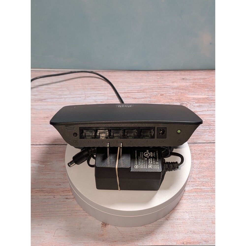 Cisco Linksys SE1500 5-Port Fast Ethernet Switch (10/100) with Power Adapter